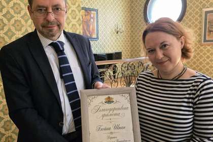 Поредно дарение от книги за библиотеката на Посолството в Белград